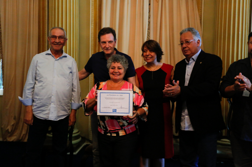 Prefeito concede autonomia a motoristas de táxi