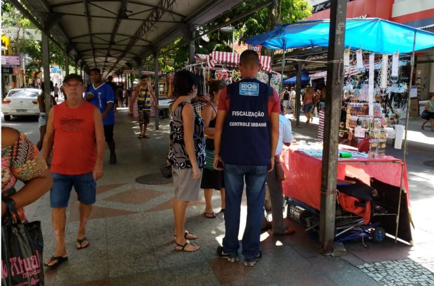 Agentes fiscalizaram 56 ambulantes na área de implantação do programa Ambulante Legal; ruas do Centro do Rio também receberam ação de ordenamento