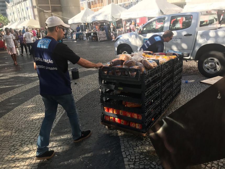 Fiscais da CCU fazem operação no Calçadão de Bangu
