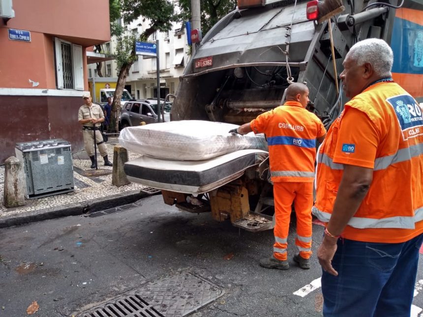 Agentes da Prefeitura na operação de ordenamento urbano em Copacabana
