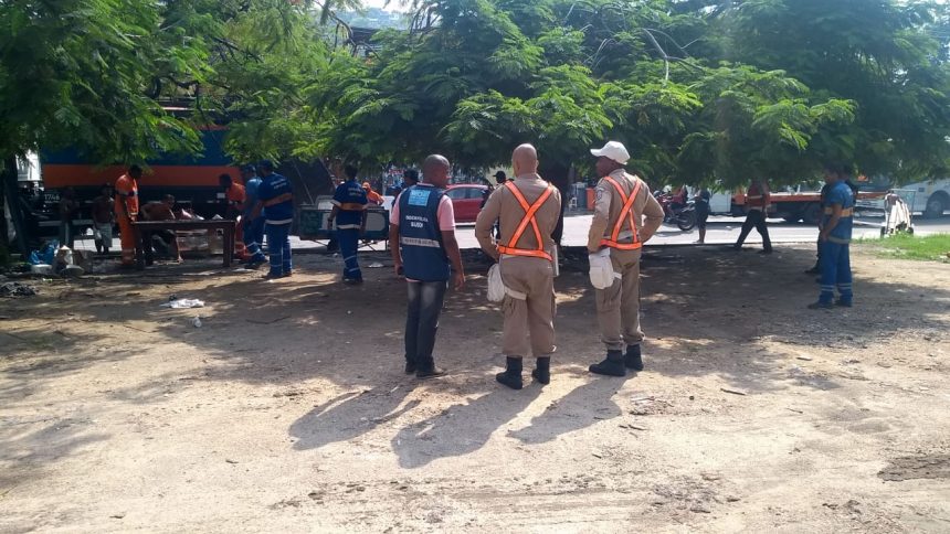 Ação conjunta remove três toneladas de lixo no entorno da UERJ