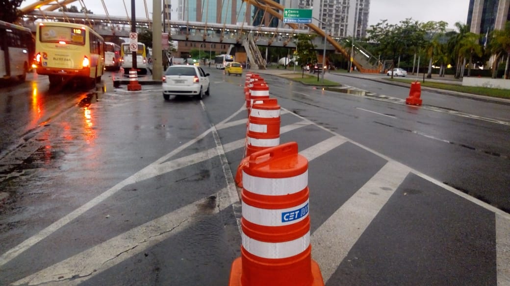 Operadores da CET-Rio auxiliam motoristas nas ruas