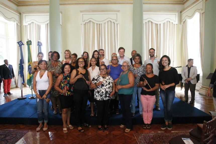 Costureiras vão confeccionar os uniformes da Comlurb