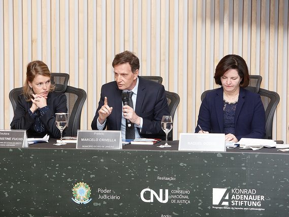 Crivella discursa em seminário sobre corrupção