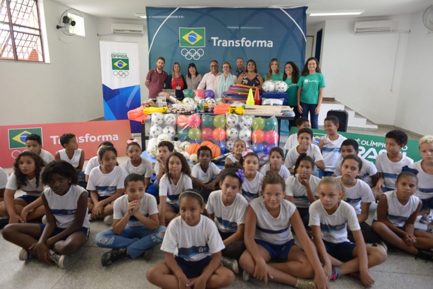 Escola olímpica de Pedra de Guaratiba recebe material esportivo do COB