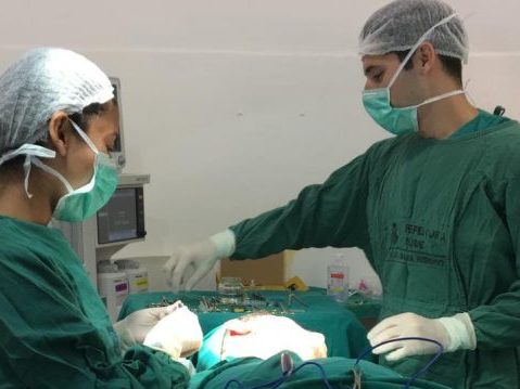 Uma das cirurgias do mutirão de otoplastia