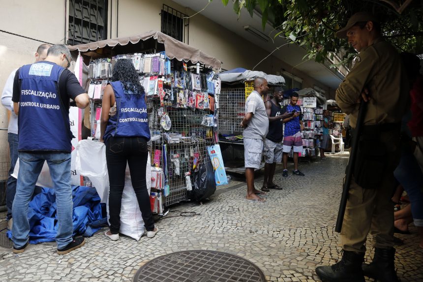 Prefeitura faz operação para combater comércio ilegal na Saens Peña