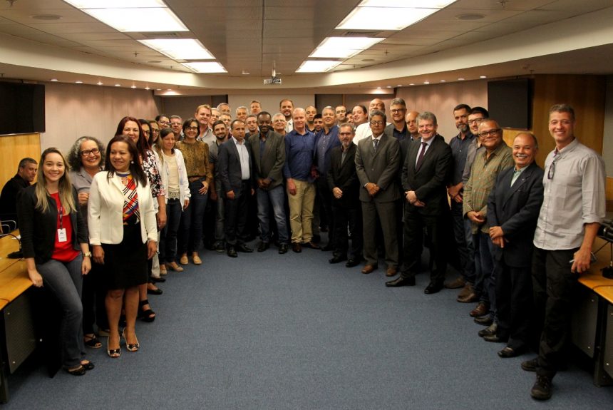 Secretário César Barbiero e os 24 secretários municipais de Fazenda.