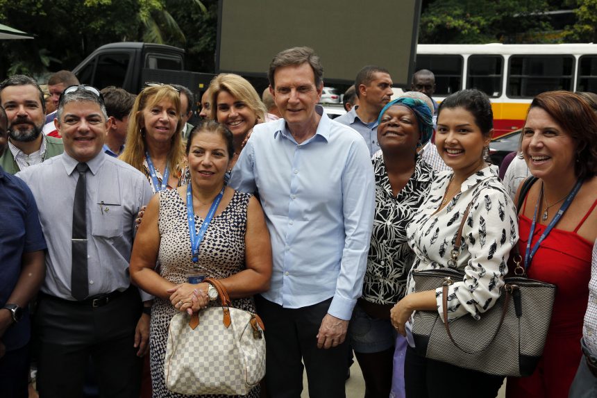O prefeito Marcelo Crivella com os diretores dos hospitais participantes do mutirão de cirurgia para correção de orelhas em crianças e adolescentes