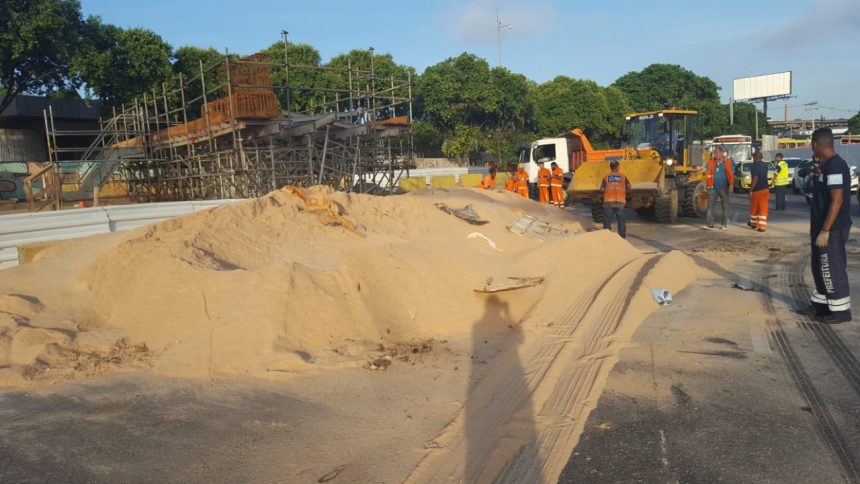 Funcionários da Comlurb trabalham na Avenida Brasil após tombamento de carreta