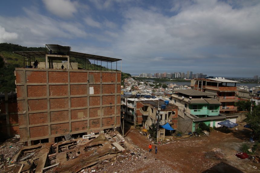 Equipe da Prefeitura do Rio trabalha no topo de prédio que está sendo demolido na Muzema