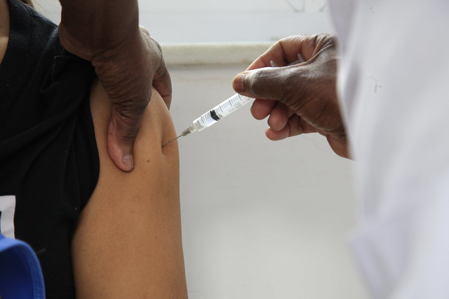 Usuário recebendo dose de vacina contra a gripe