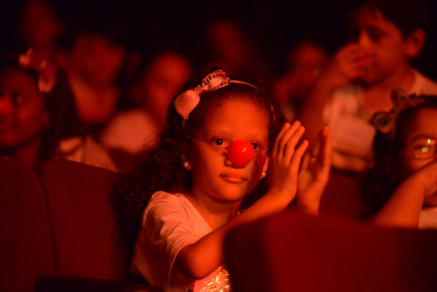 A pequena Tuane se emocionou com o musical sobre Carequinha