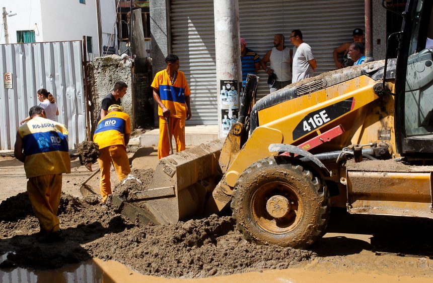 Funcionários da Prefeitura trabalham na retirada da lama na Muzema