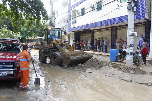 Comlurb trabalha para desobstruir rua na Muzema