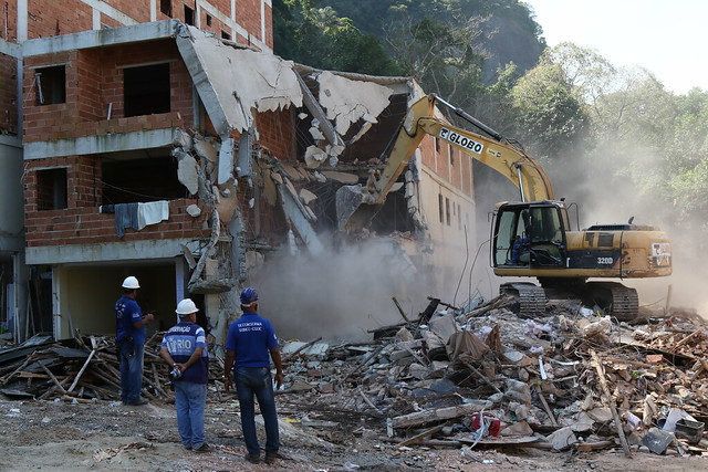 Prefeitura começa a demolir prédios na Muzema