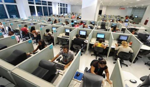 Profissionais atuam em serviço de telemarketing