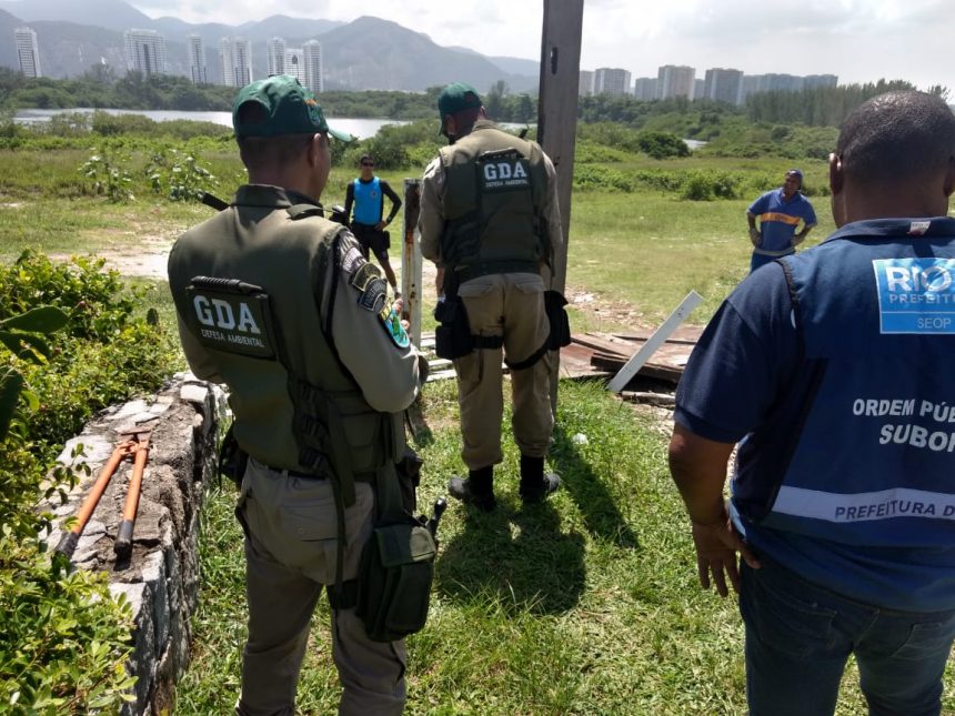 Prefeitura remove 11 placas de publicidade irregular em área de proteção ambiental na orla da Zona Oeste