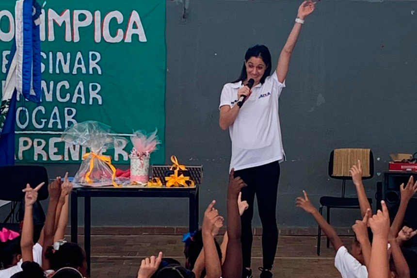 Medalhista olímpica Thaissa Barbosa Presti visita escola da Prefeitura na Ilha do Governador