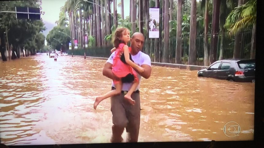 Guarda municipal resgata menina em alagamento no Jardim Botânico