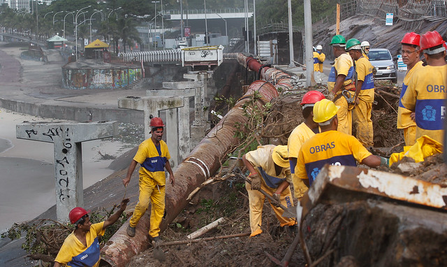 Em outro trecho da Avenida Niemeyer, mais trabalhadores da Prefeitura em ação