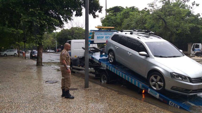 Agentes da Prefeitura rebocam carro que enguiçou devido ao temporal da noite de segunda, 8 de abril