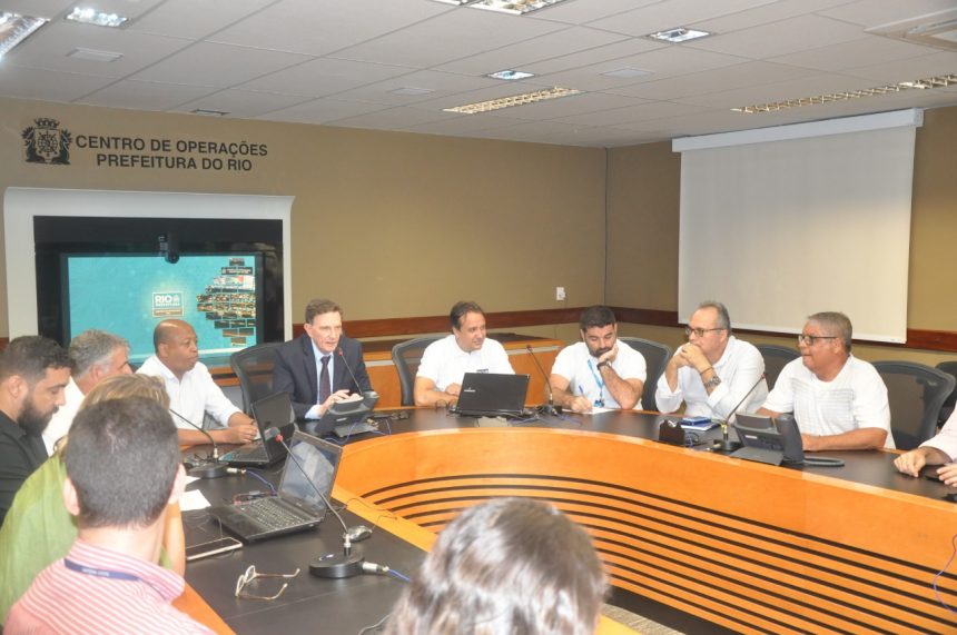 Na sala de crise do COR, prefeito Crivella se reúne com assessores para monitorar ações após temporal
