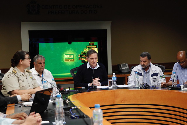 Crivella dá entrevista coletiva após passar a madrugada no COR, comandando resposta da Prefeitura ao temporal