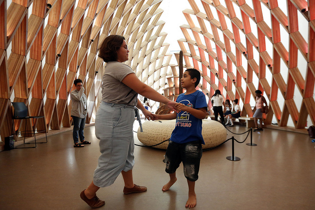 Arthur Cruz Dias da Costa, de 10 anos, que tem autismo clássico, brinca com a educadora Thereza Henriques, durante a visita