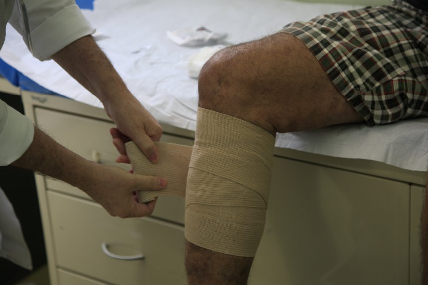 Procedimento vascular no Hospital Miguel Couto, no Leblon: enfaixamento após aplicação do medicamento com método espuma