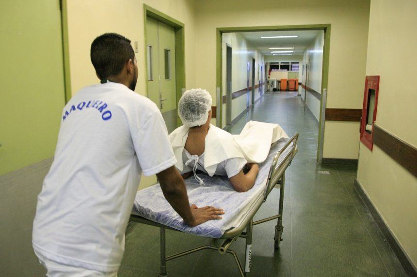 Paciente é transportada para sala de cirurgia no mutirão ortopédico nos hospitais municipais do Rio
