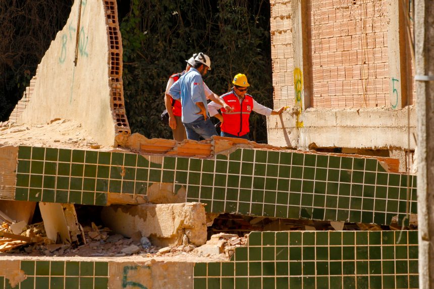 Funcionários da Prefeitura do Rio trabalham na demolição do 2º prédio na Muzema
