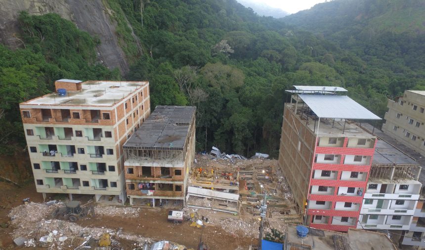 Prédios que desabaram na Muzema eram irregulares e foram construídos em loteamento clandestino