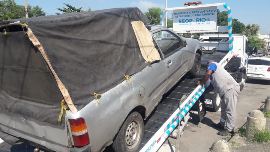 Seop remove veículos abandonados na Ilha do Governador