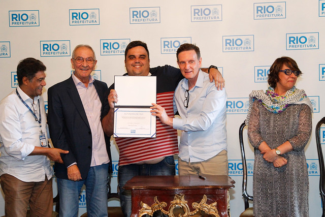 O taxista Luciano Mendes dos Santos recebe do prefeito Crivella sua autonomia como taxista