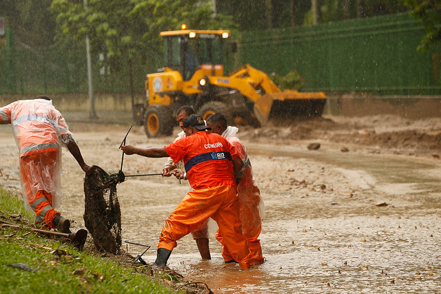 Na Lagoa, funcionários da Comlurb em ação após tempora