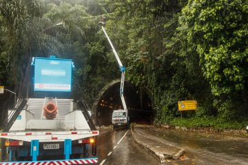 Trabalho também na entrada de uma das galerias do Túnel Rebouças
