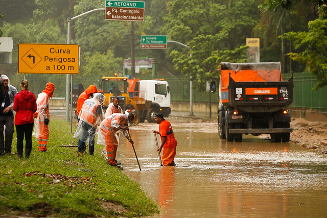 Na altura do Parque da Catacumba, na Lagoa, trabalho pesado para a equipe da Comlurb