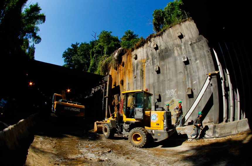 Funcionários da Prefeitura do Rio trabalham no Túnel Acústico Rafael Mascarenhas neste domingo