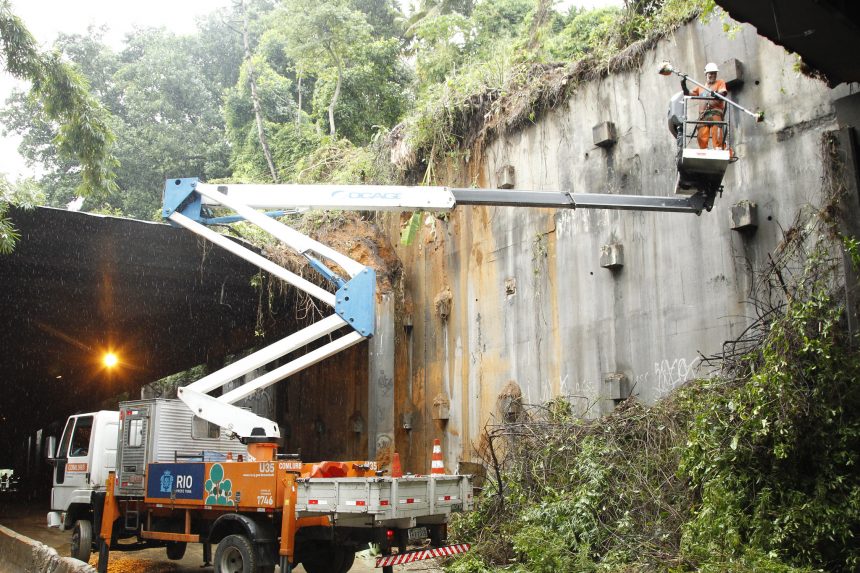 Funcionários da Prefeitura do Rio continuam trabalho de limpeza no Túnel Acústico Rafael Mascarenhas