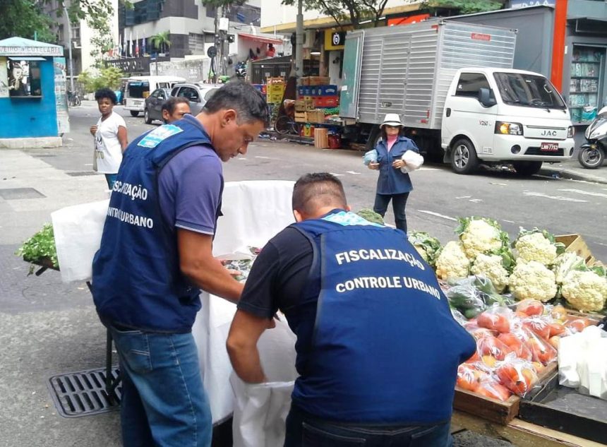 Agentes da CCU apreendem frutas durante ação em Copacabana.