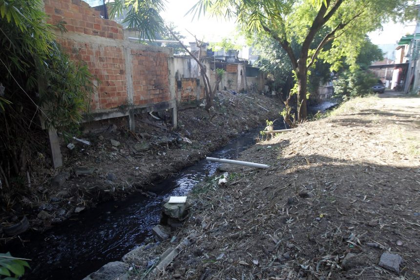 O trecho do Rio Faria devidamente limpo, depois da ação da equipe da conservação municipal. Foto: Paulo Sérgio / Prefeitura do Rio