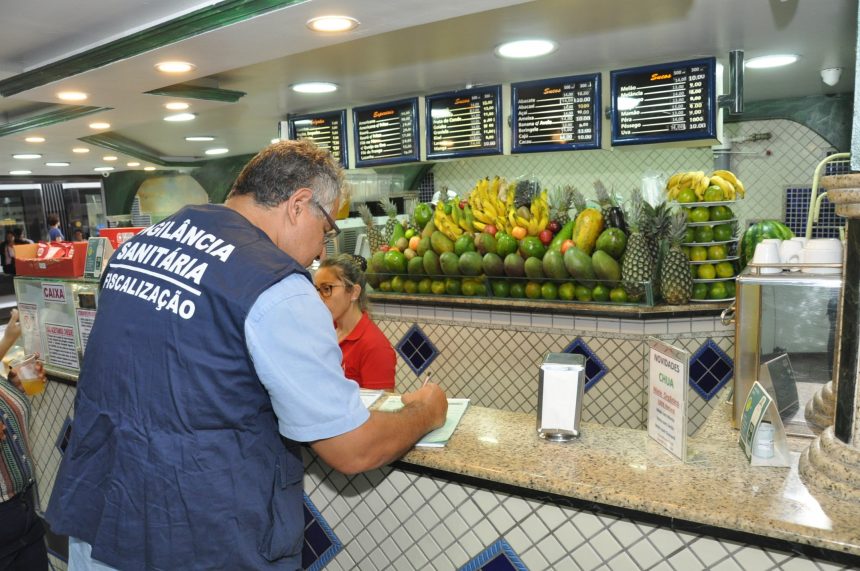Agente da Vigilânci Sanitária inspeciona estabelecimento no Centro