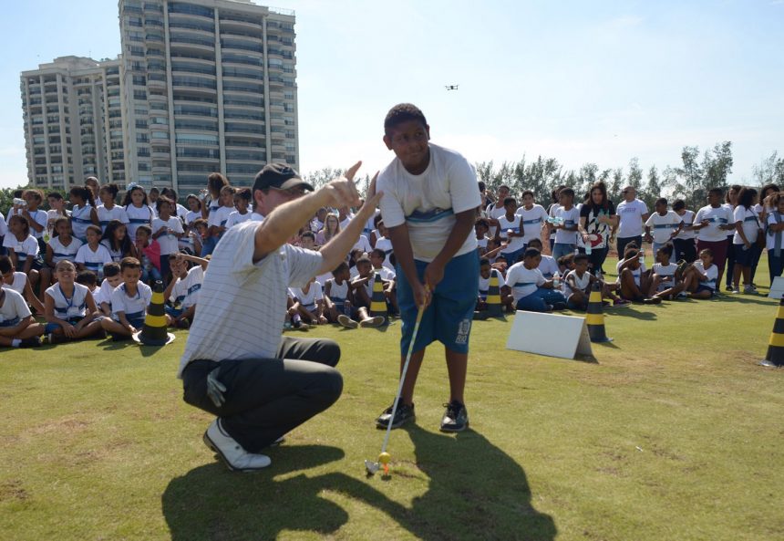 Com a presença do prefeito Crivella, alunos de escolas municipais aprendem a jogar golfe