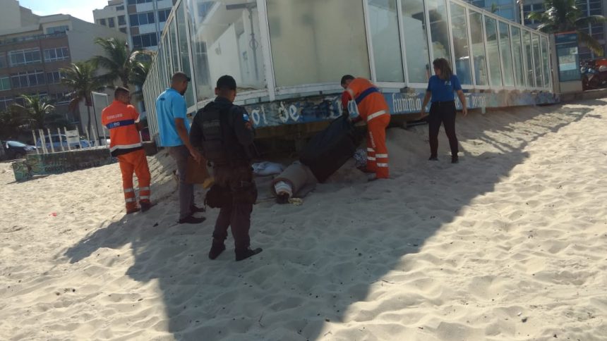Equipe desmonta acampamento montado na orla do Rio