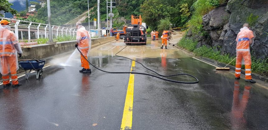 Garis fazem a limpeza da pista da Avenida Niemeyer