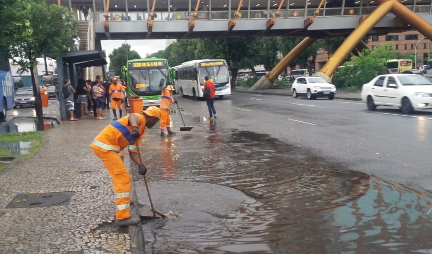 Garis fazem limpeza de bueiro na Cidade Nova após chuvas desta quarta, 15 de maio