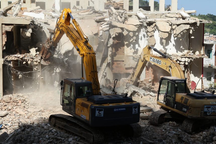 Demolição do prédio de oito andares na Muzema: construção irregular, feita sem autorização do Município. Foto Hudson Pontes / Prefeitura do Rio