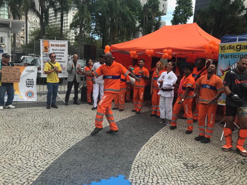 O gari Renato Sorriso, símbolo da alegria da categoria, se apresenta com seu gingado inconfundível no Largo da Carioca