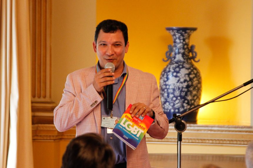 Nélio Giorgini, coordenador especial da Diversidade Sexual da Prefweitura, apresenta o Guia da Diversidade LGBT. Foto: Marcelo Piu/ Prefeitura do Rio